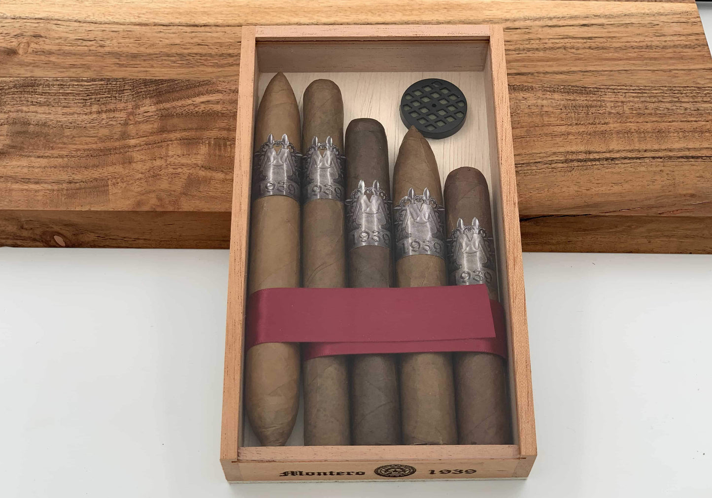 Montero 1939 - Pack of (5) Sampler Cigars & Cedar Wood Case Humidor (with see through cover)