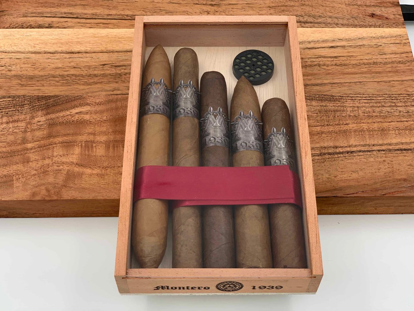 Montero 1939 - Pack of (5) Sampler Cigars & Cedar Wood Case Humidor (with see through cover)