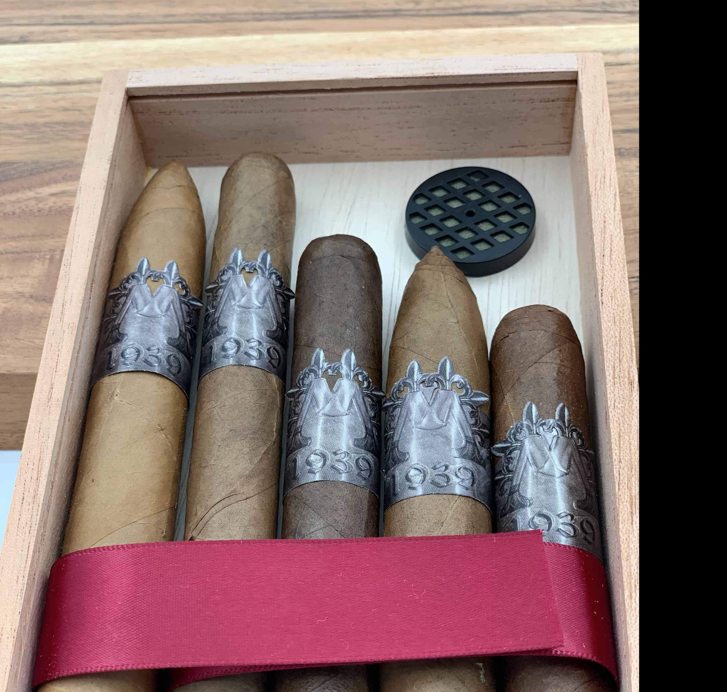 Montero 1939 - Pack of (5) Sampler Cigars & Cedar Wood Case Humidor (with see through cover)