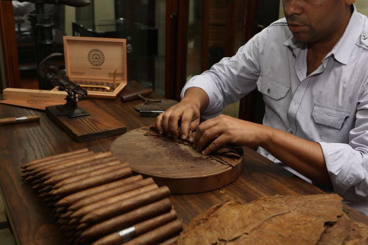 Master Cigar Roller