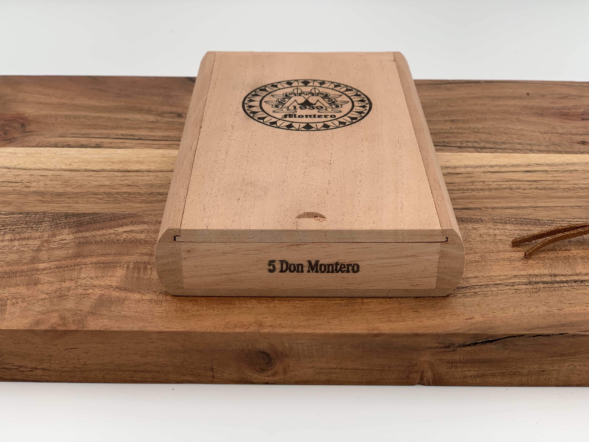 Montero 1939 - Don (5) Cigars & Cedar Wood Case