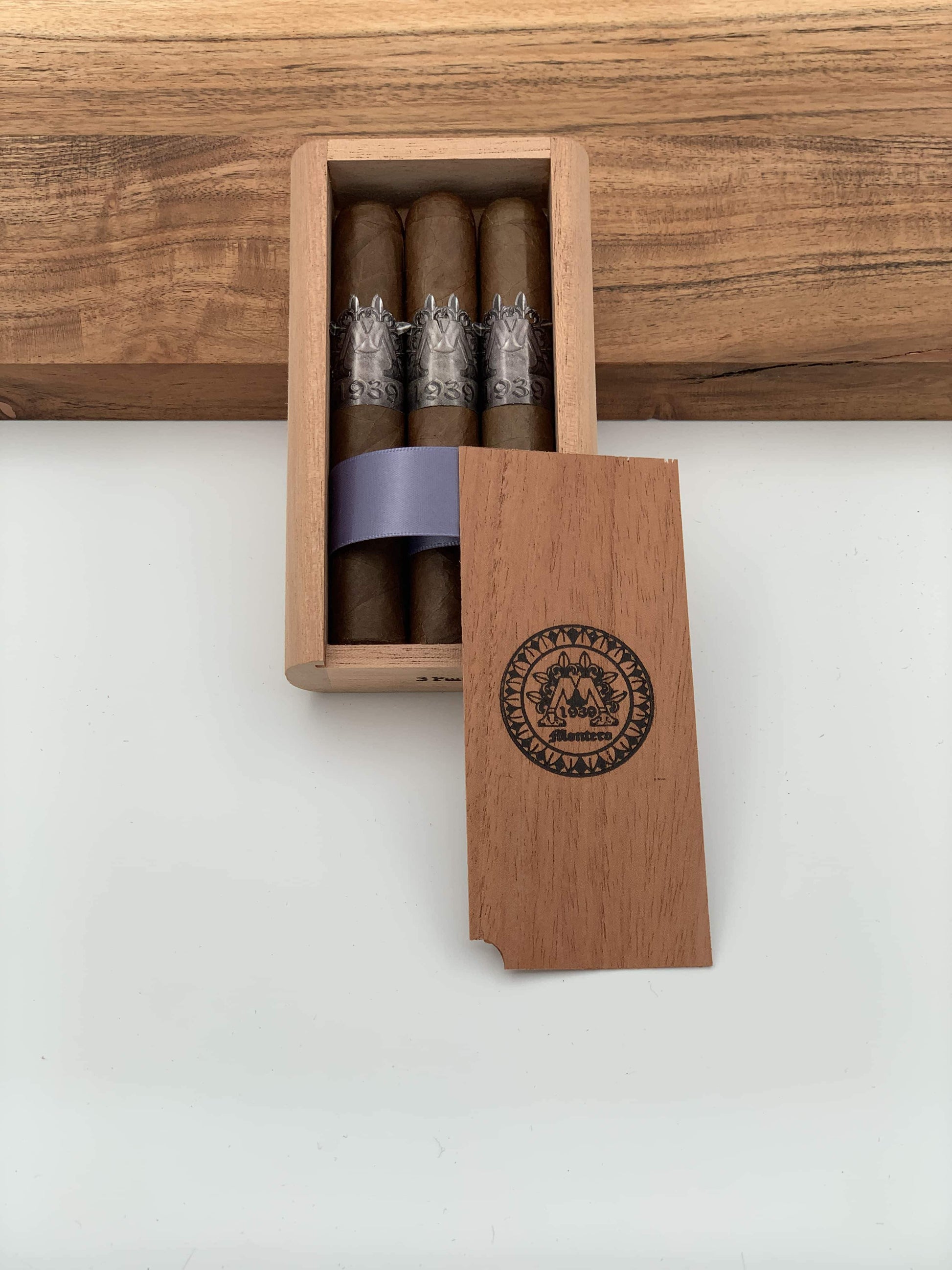 Montero 1939 - Puro (3) Cigars & Cedar Wood Case