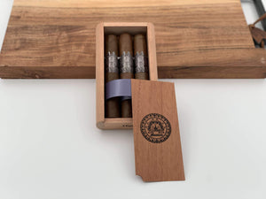 Montero 1939 - Puro (3) Cigars & Cedar Wood Case