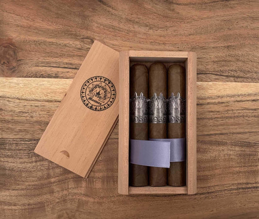 Montero 1939 - Puro (3) Cigars & Cedar Wood Case