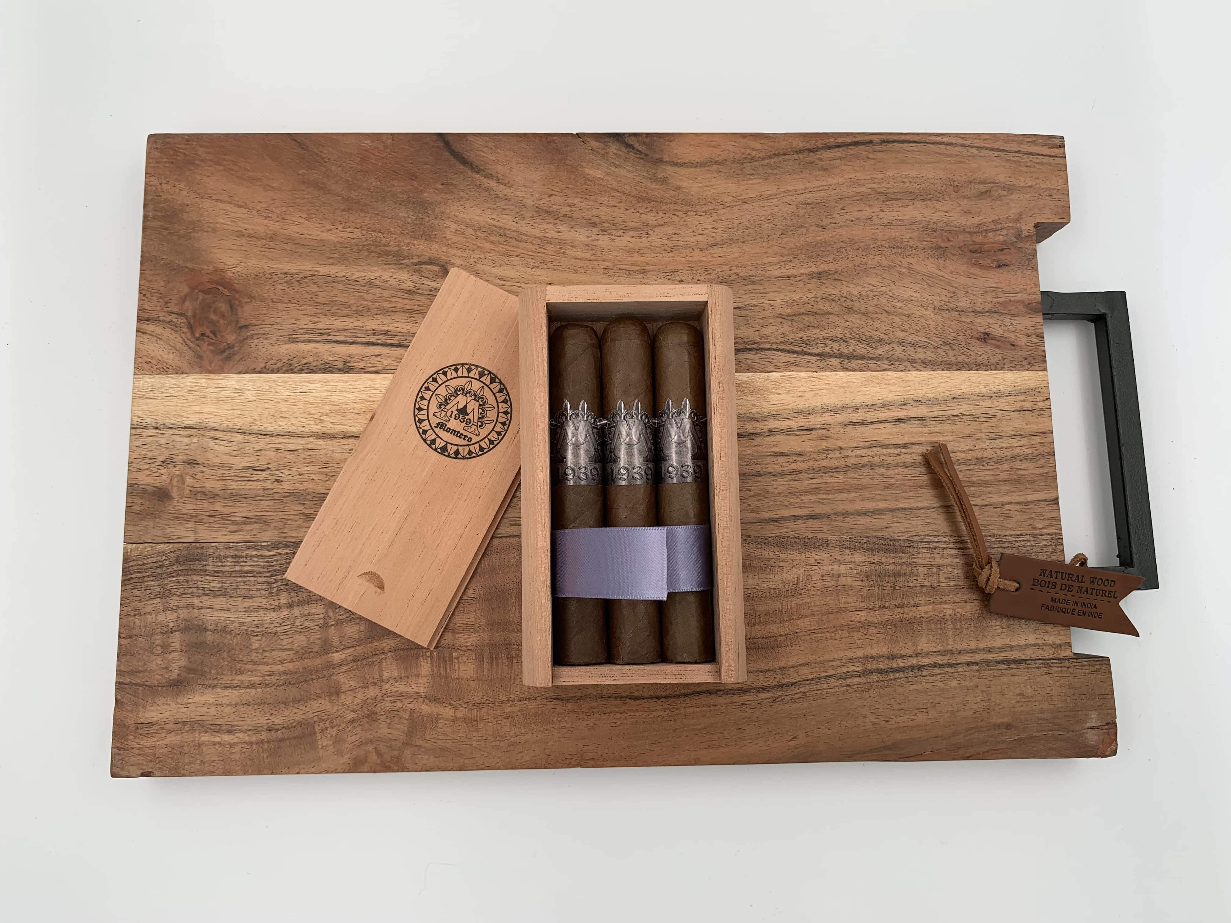 Montero 1939 - Puro (3) Cigars & Cedar Wood Case