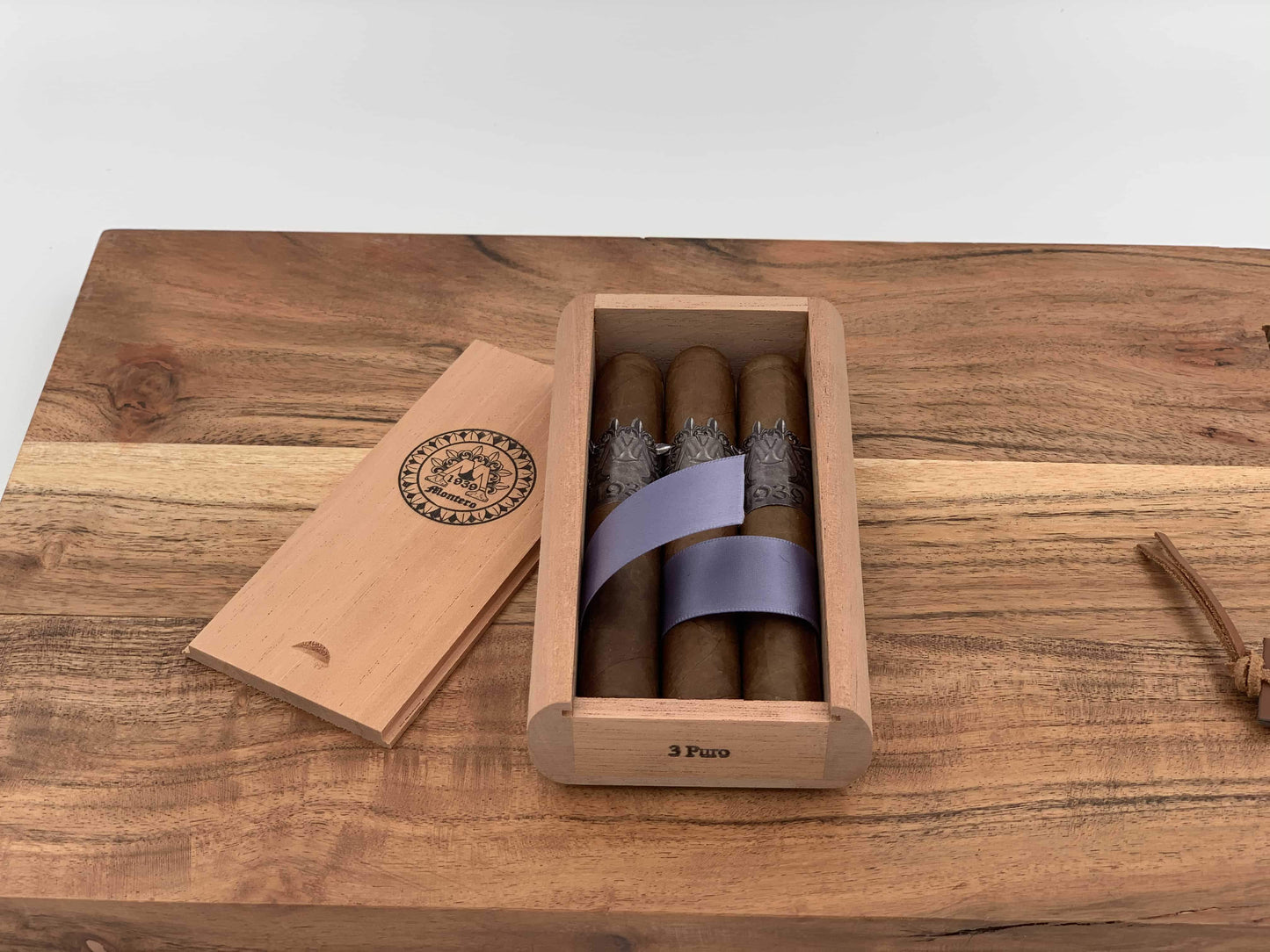 Montero 1939 - Puro (3) Cigars & Cedar Wood Case