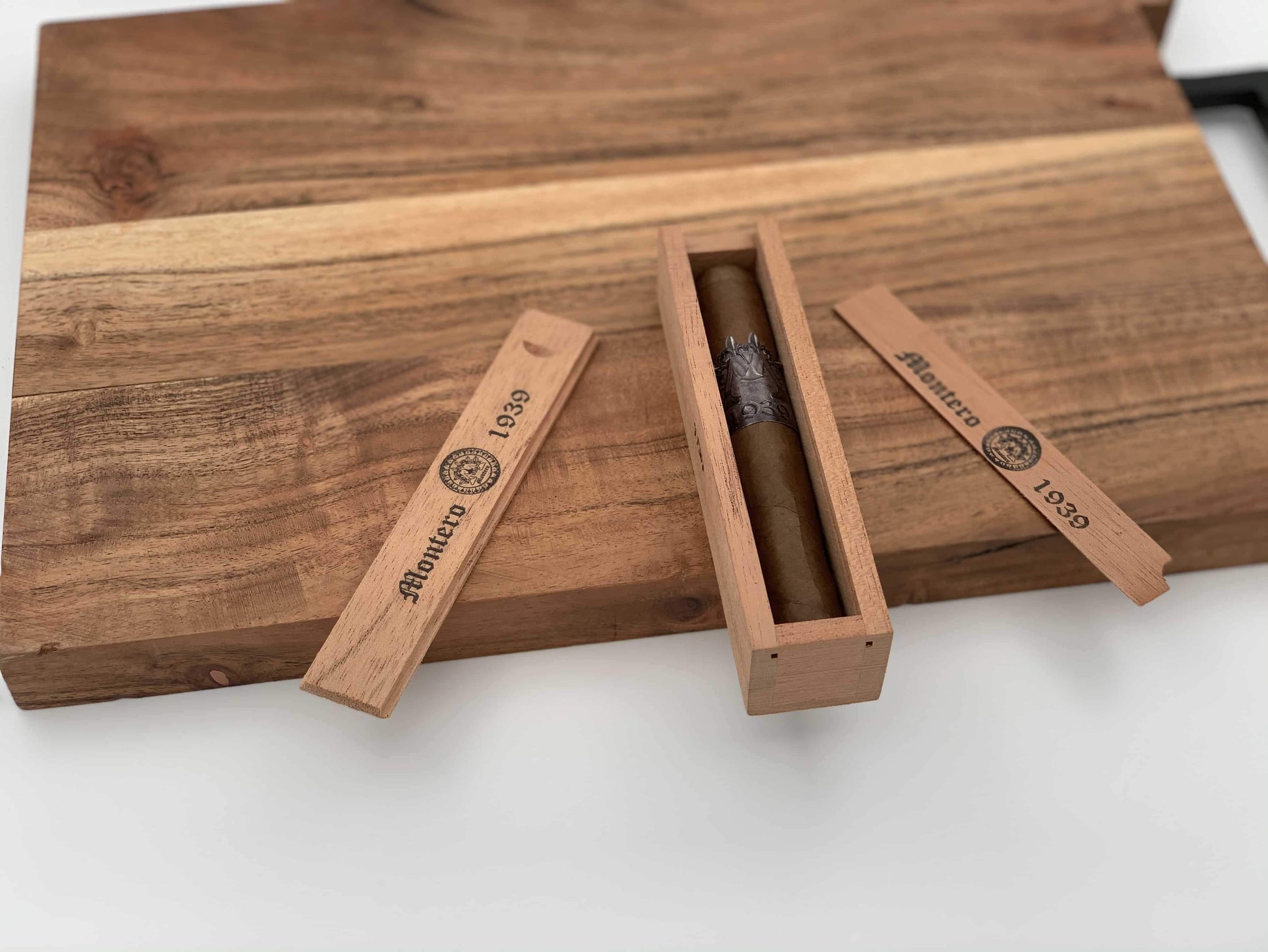 Montero 1939 - Puro (1) Cigar & Cedar Wood Case