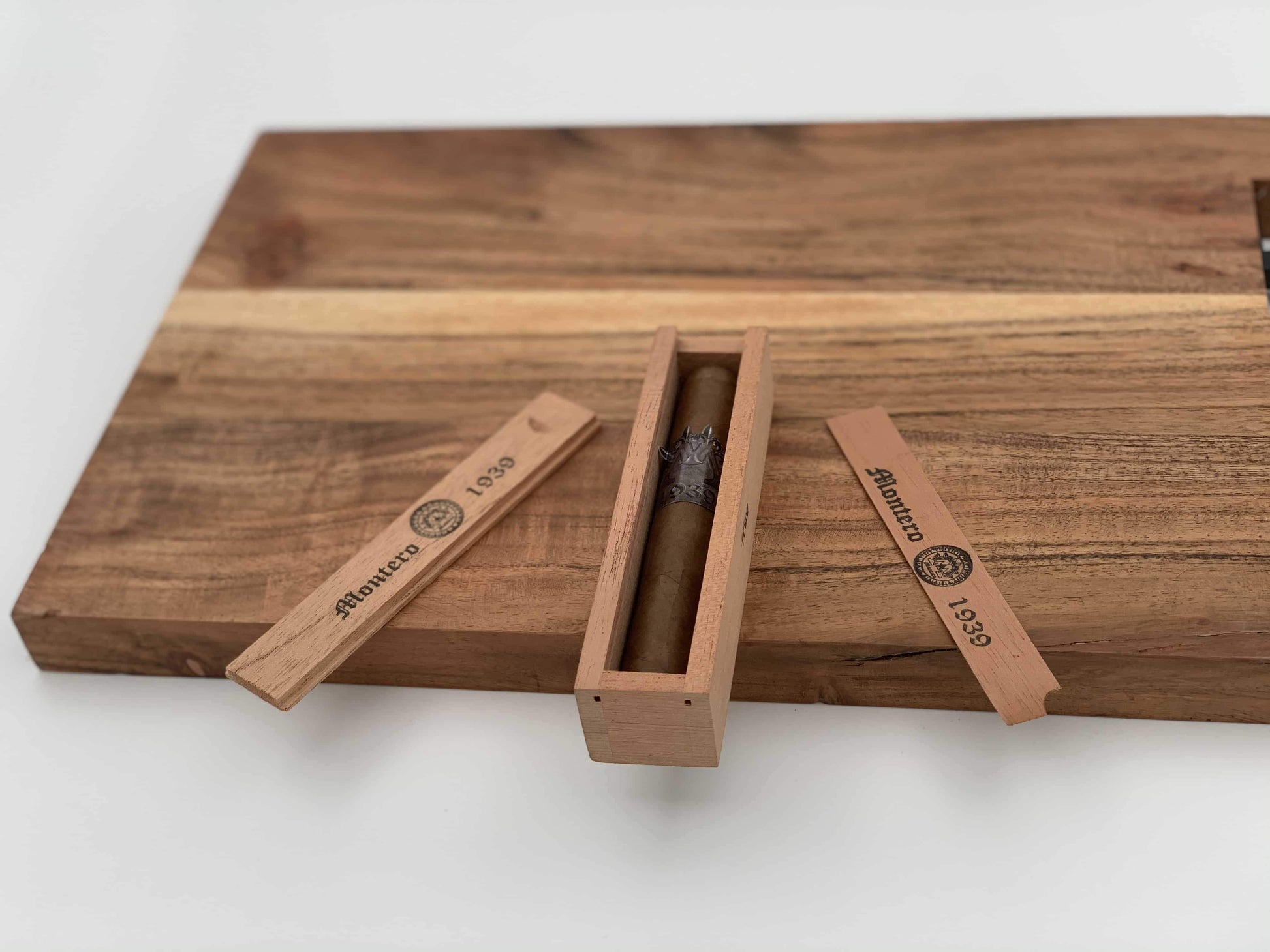 Montero 1939 - Puro (1) Cigar & Cedar Wood Case