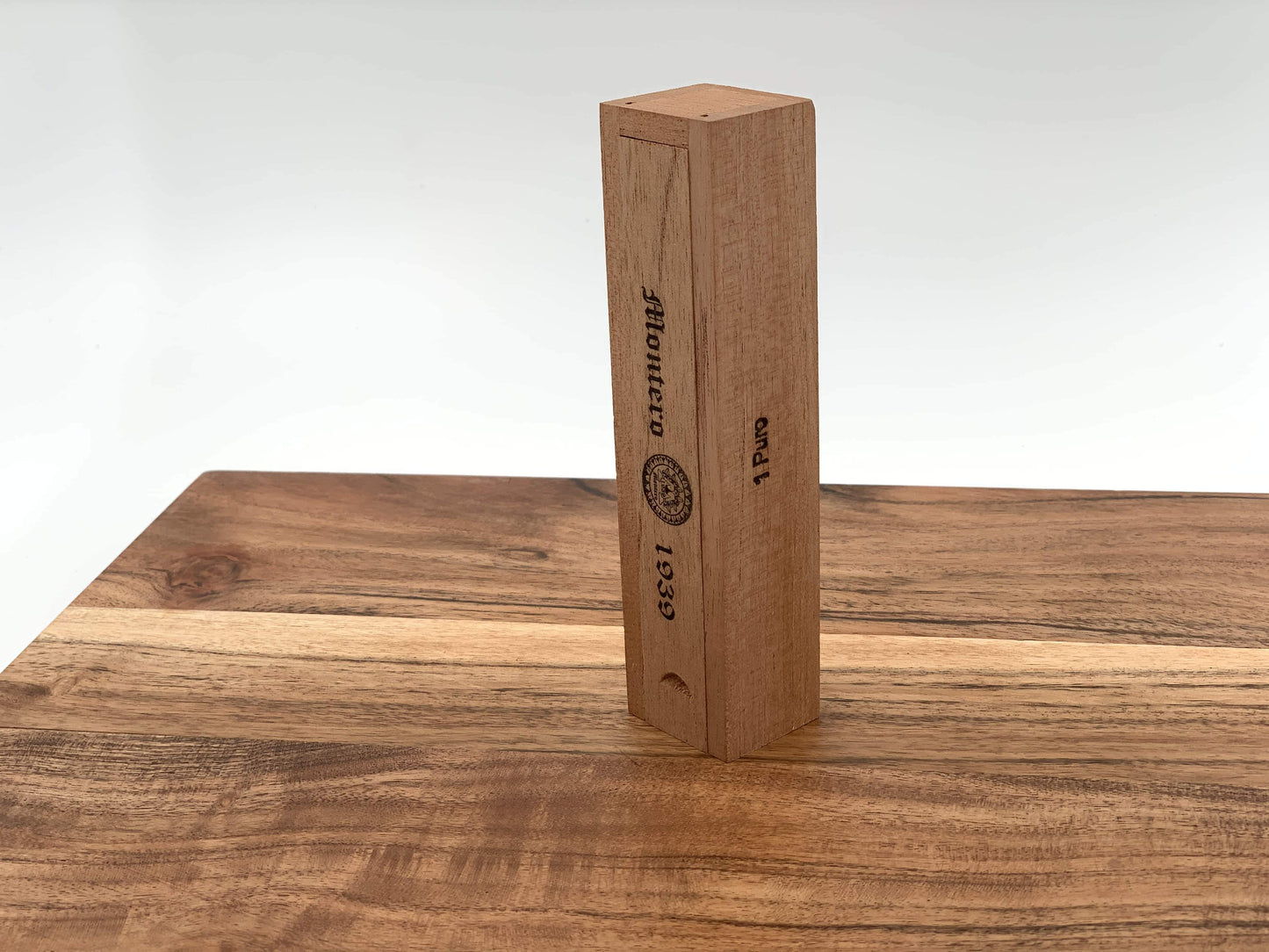 Montero 1939 - Puro (1) Cigar & Cedar Wood Case