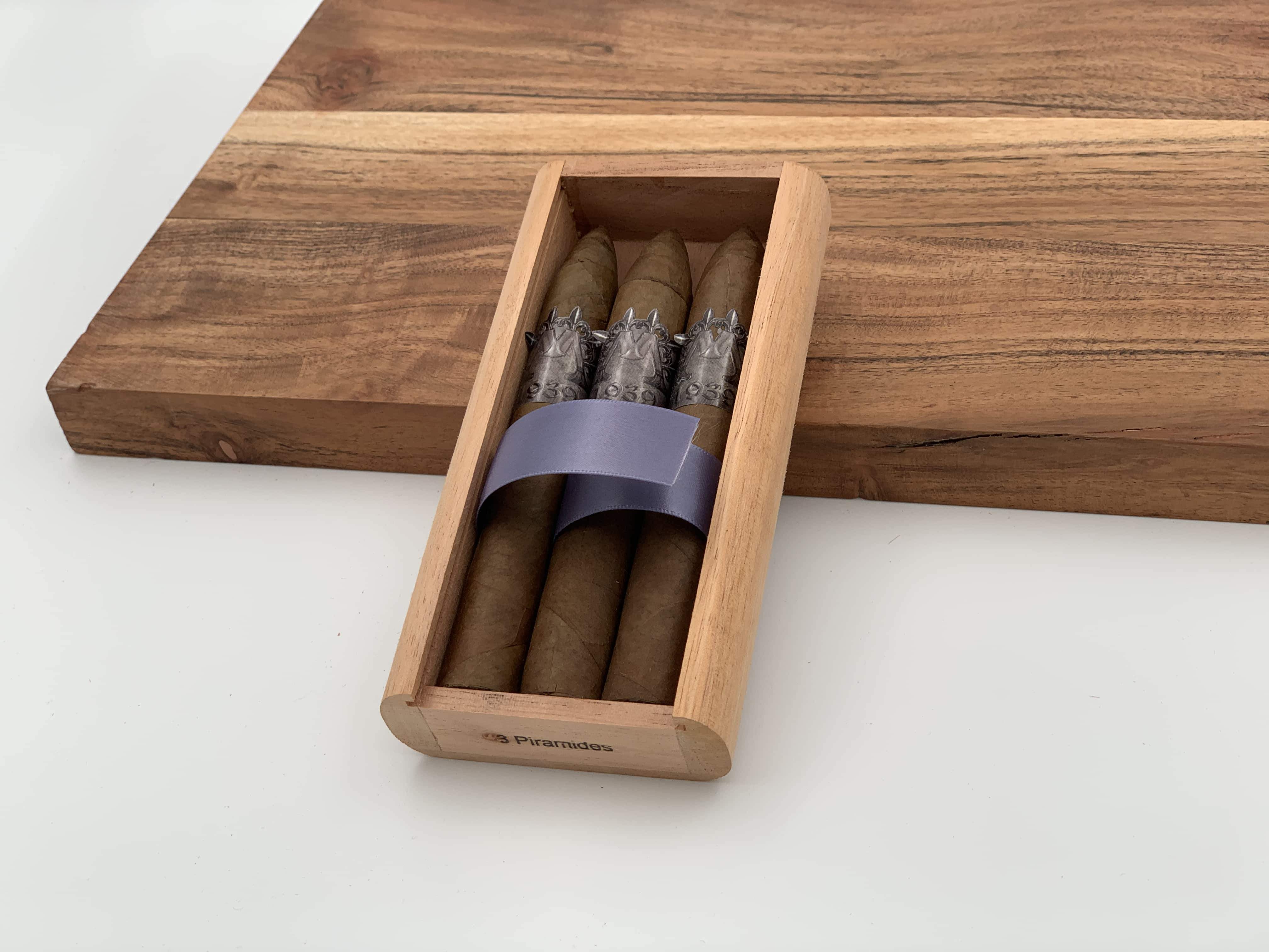 Montero 1939 - Piramide (3) Cigars & Cedar Wood Case