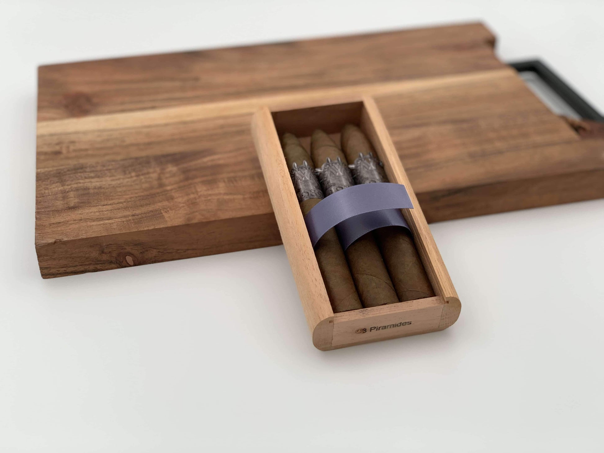 Montero 1939 - Piramide (3) Cigars & Cedar Wood Case