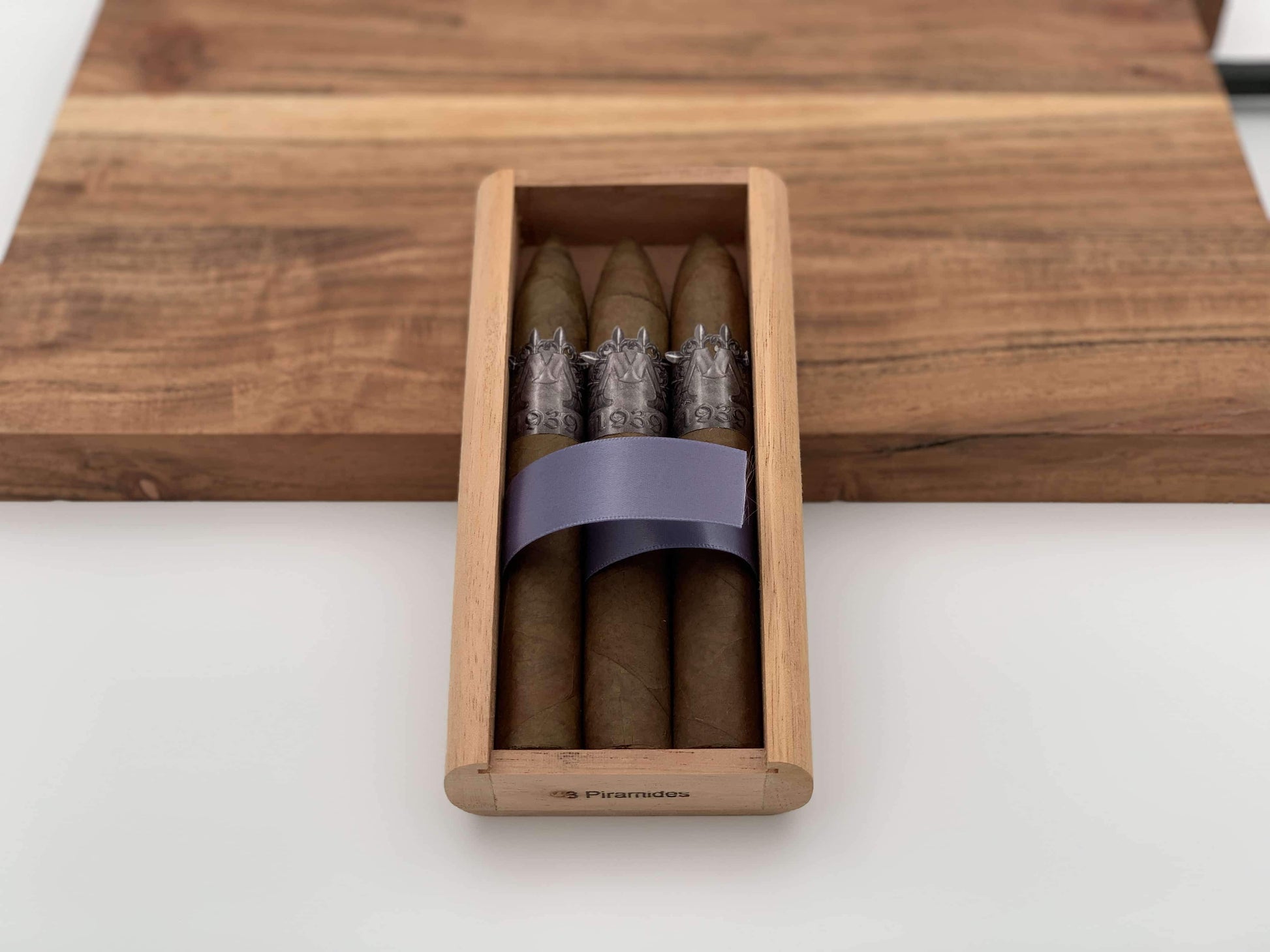 Montero 1939 - Piramide (3) Cigars & Cedar Wood Case