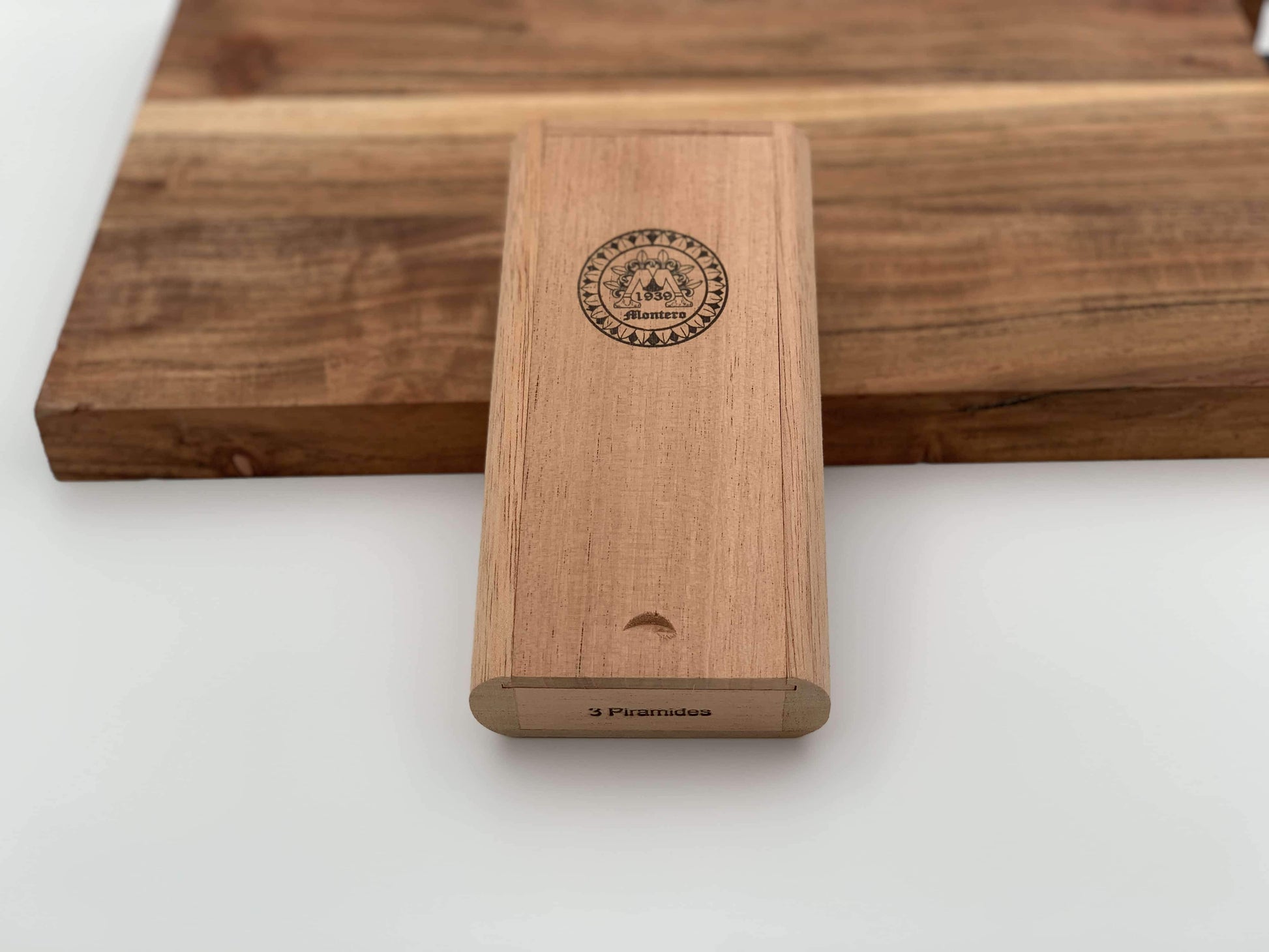 Montero 1939 - Piramide (3) Cigars & Cedar Wood Case