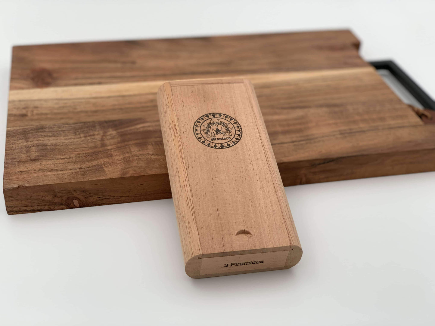 Montero 1939 - Piramide (3) Cigars & Cedar Wood Case