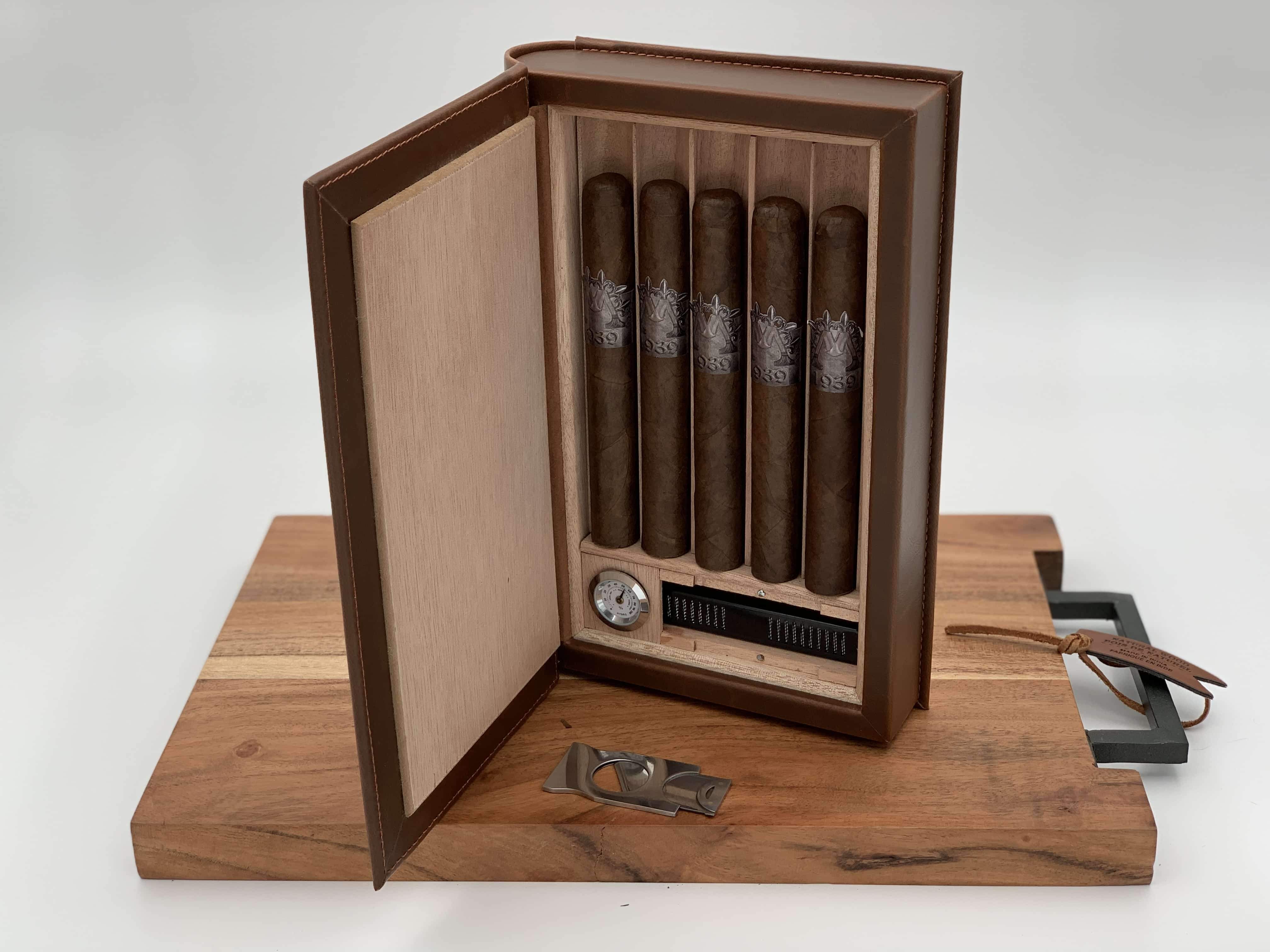 Montero 1939 - Leather Humidor Book With (5) Cigars And Cigar Cutter