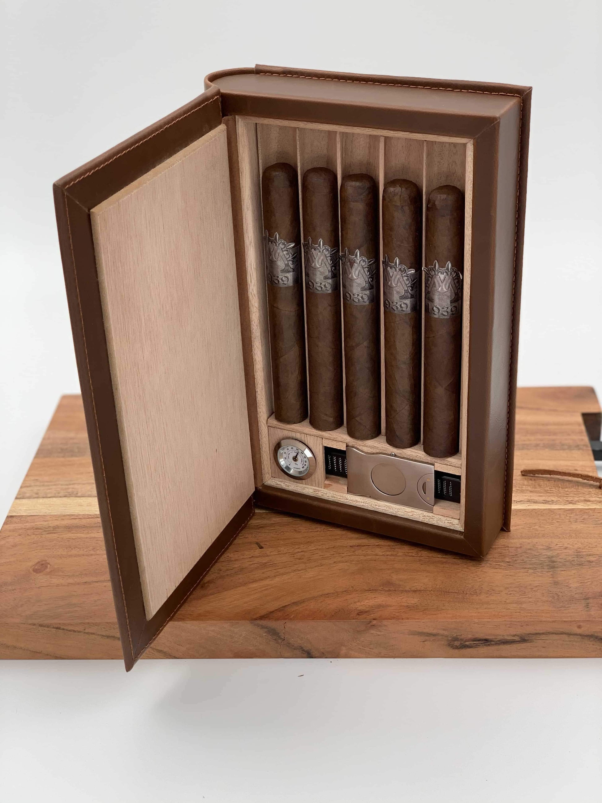 Montero 1939 - Leather Humidor Book With (5) Cigars And Cigar Cutter