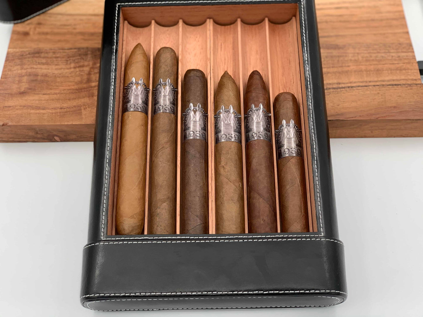 Montero 1939 - (6) Sampler Cigars with Montero Leather Cigar Case