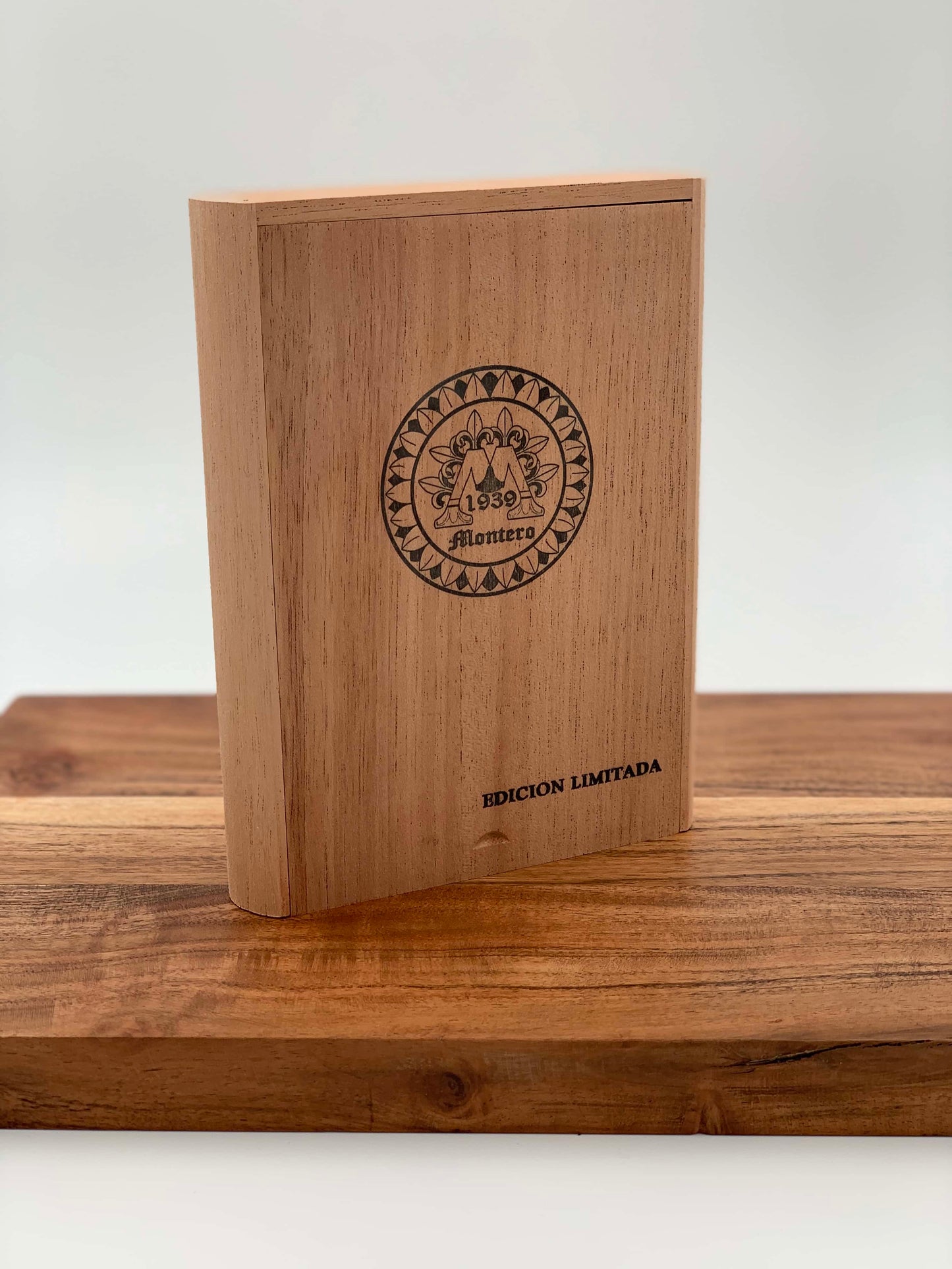 Montero 1939 - Piramide (6) Cigars & ALL Cedar Wood Case