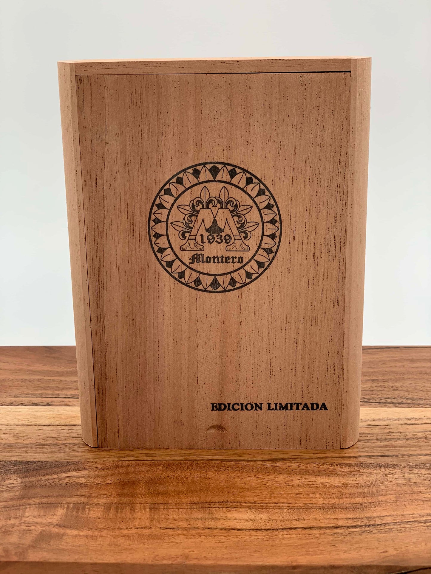 Montero 1939 - Piramide (6) Cigars & ALL Cedar Wood Case