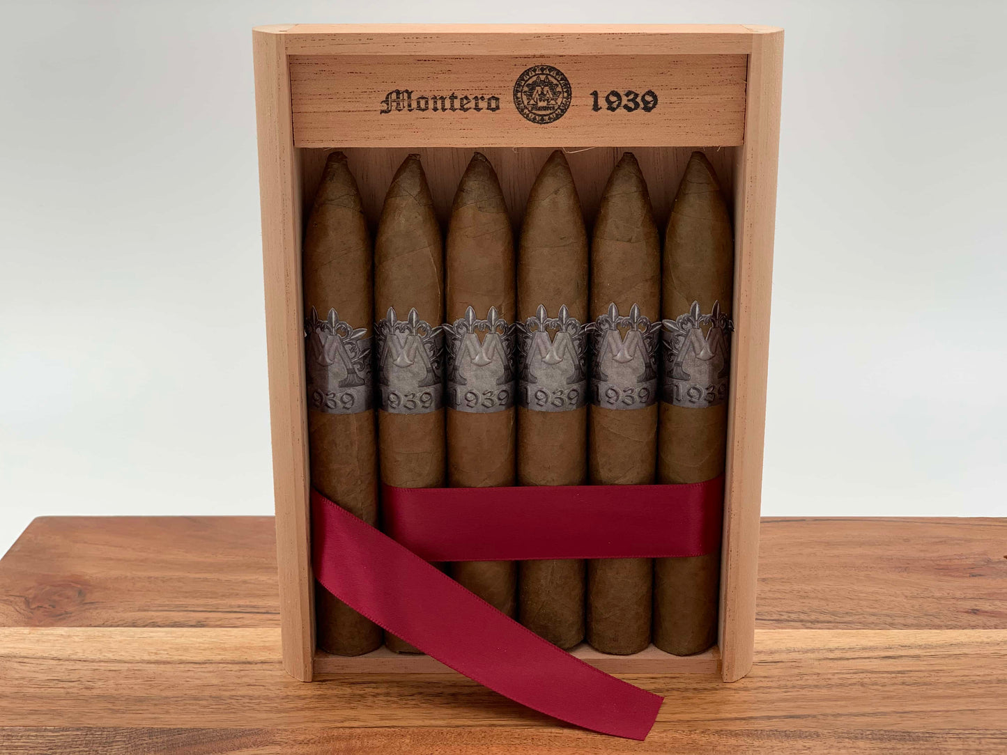 Montero 1939 - Piramide (6) Cigars & ALL Cedar Wood Case